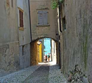 Zum See runter Pflasterung beachten