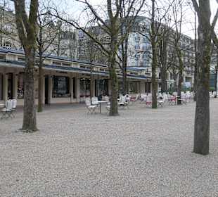 Bei den Kurhaus Kolonnaden im März 2026