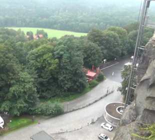 Entlang der Festungsmauer