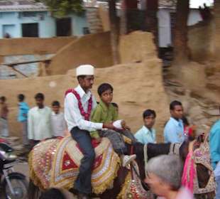 Der Bräutigam auf dem Pferd