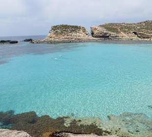 Die vom Comino Hotel & Bungalows ca. 500m entfernte blaue La