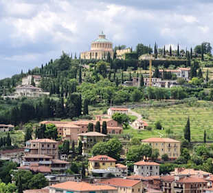Blick auf  Santuario Madonna di Lourdes