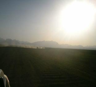 Fahrt durch die Wüste zu den Bergen