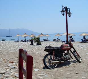 Blick von Taverne Old Fashion auf Strand und Meer