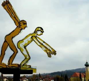 Glaskulpturen neben einem Bach