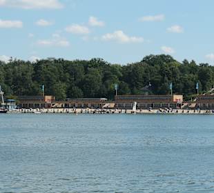 Blick von der Fähre F10 zum Strandbad Wannsee