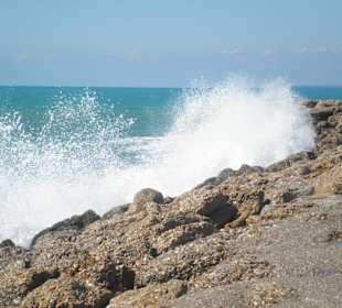 Die Hafenmauer und das Meer