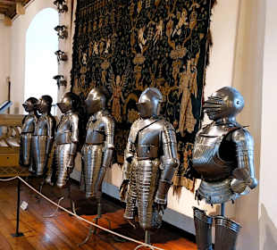 Saal mit Rüstungen