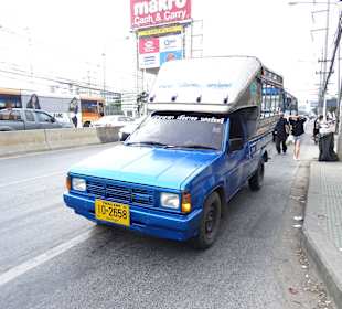 Mit dem >Sammeltaxi von Salaya ins Museum