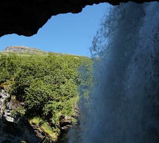 Storseterfossen, man kann hinter den Wasserfall