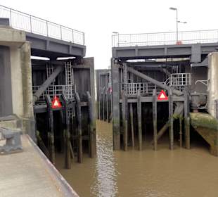 Das Schleusentor schließt sich