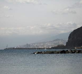Blick auf Santa Cruz vom Teresitas Strand