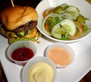 Double-Cheeseburger mit Salat