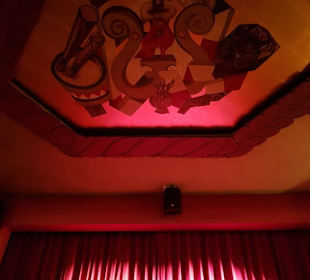 Bühnenvohang und Decke im kleinen Theater
