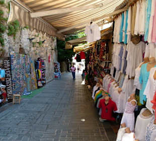 Stände - entlang der Mauer