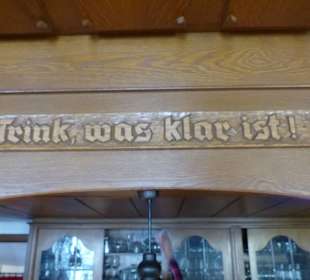 Spruch oberhalb der Theke