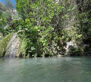 Das hellblaue Wasser und der Wasserfall