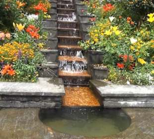 Italienische Blumen-Wassertreppe