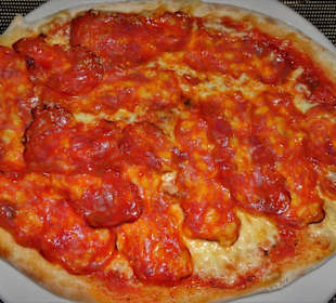 Pizza Calabrese mit scharfer Salami im Gargano