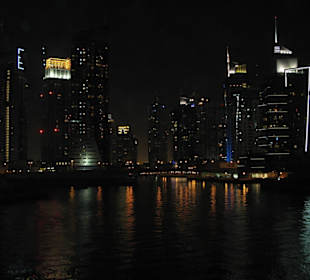 Hafen Dubai Marina bei Nacht
