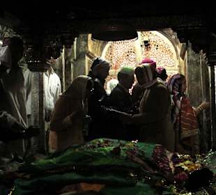 Pilger am Grab des Salem Shishti