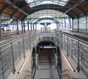 Zejście z peronu do bocznego przejścia