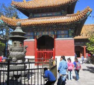 Pavillion mit einer Steinstele in vier Sprachen