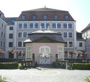Finanzamt mit Pavillon