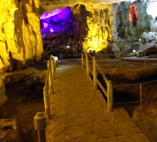 Verschieden Steinformationen in der Höhle