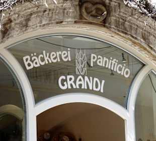 Firmenname über dem Eingang  zur Bäckerei