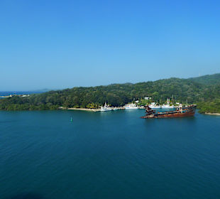 Einfahrt in den Hafen der Insel  Roatan