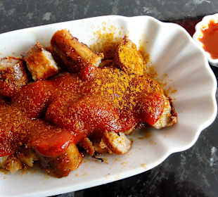 Currywurst mit scharfer Sauce extra