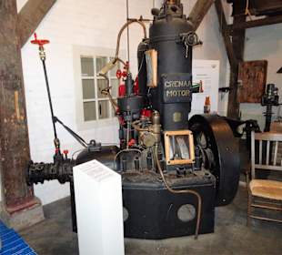 Historischer Schiffsmotor