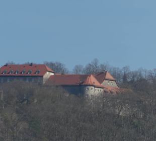 Blick von Rödelsee hoch zum Schwanberg und Schloss