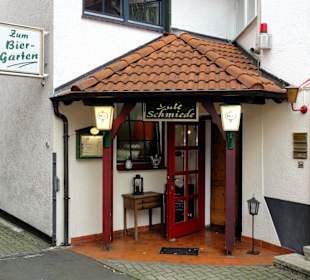 Außenansicht und Eingangsbereich