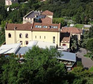 Blick vom Garten auf Schloss Trauttmansdorff