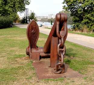 Großer Anker im Weseruferpark