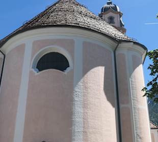 Blick zur Kirche St. Peter und Paul von Mittenwald