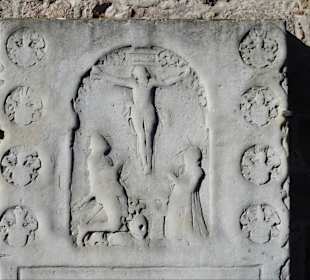 Epitaphien an der Stirnseite der Kirche