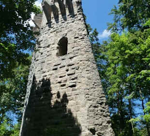 Die Ruine Stollburg oberhalb von Handthal