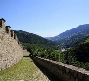 An der Klostermauer entlang