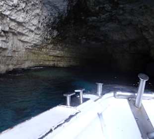 Mit dem großen Boot in die Höhlen