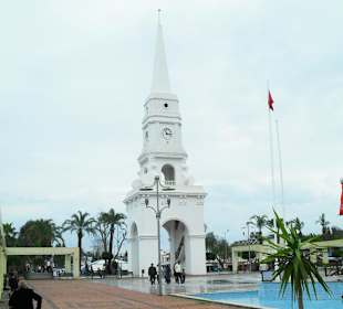 Ein Glockenturm in Kemer 