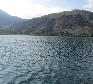 Kournas See vom Tretboot aus...
