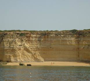 Vorbei an wunderschöne Klippen..