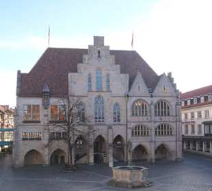 Fassade mit Brunnen am Marktplatz