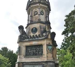 Beim Magdeburger Kriegerdenkmal im Fürstenwallpark