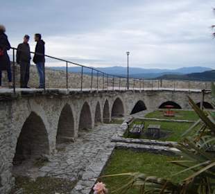 Die Stadtmauer von Groznjan.