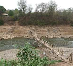 Kleine Brücke über den Fluss