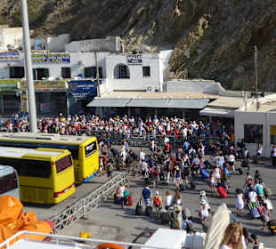 Hochbetrieb im Athinios Hafen